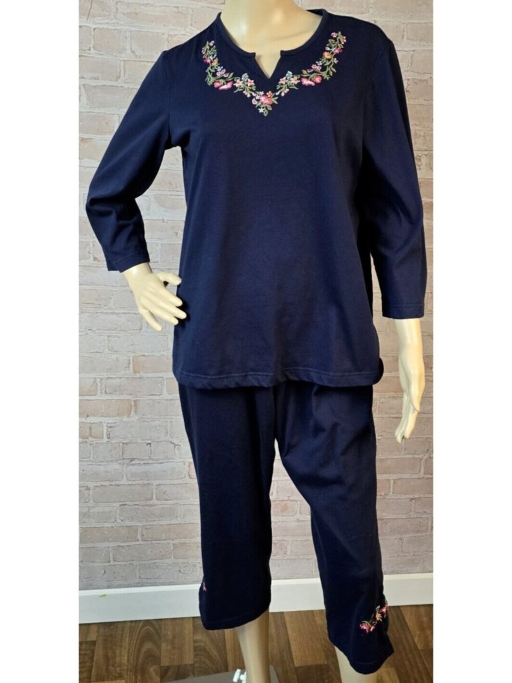 Sport Savvy 2 Pc Outfit Floral Embroidered 3/4 Sleeve Shirt & Capri Blue Women S